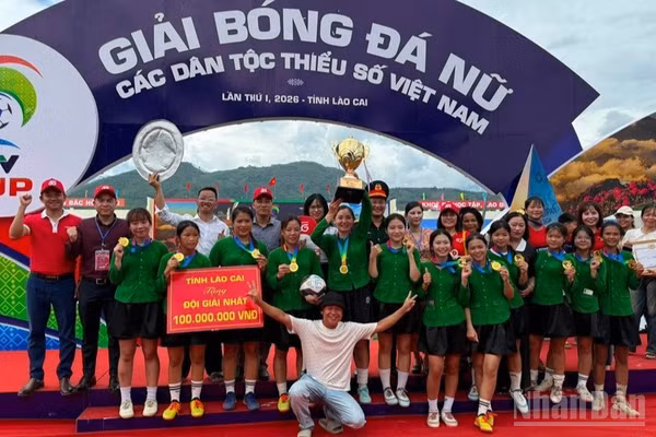 Đội Lục Yên (Lào Cai) vô địch giải bóng đá nữ các dân tộc thiểu số Việt Nam lần thứ nhất. (Ảnh: THANH SƠN)