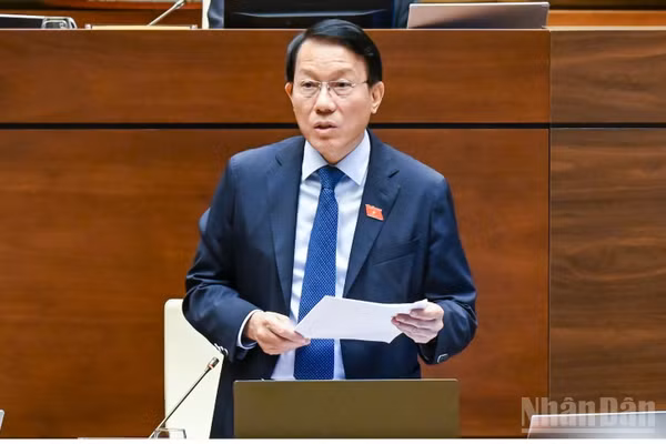 Bộ trưởng Công an Lương Tam Quang trình bày báo cáo giải trình, tiếp thu, chỉnh lý dự thảo Nghị quyết trước khi Quốc hội bấm nút thông qua. (Ảnh: DUY LINH)