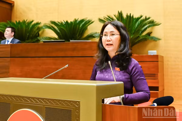 Bộ trưởng Văn hóa, Thể thao và Du lịch Lâm Thị Phương Thanh trình bày báo cáo giải trình, tiếp thu, chỉnh lý dự thảo Nghị quyết tại phiên họp. (Ảnh: DUY LINH)