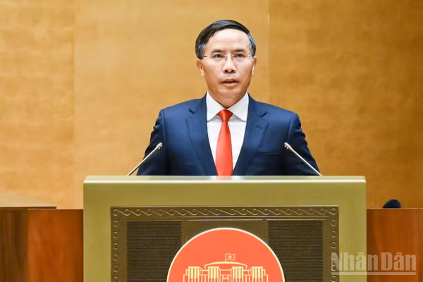 Thống đốc Ngân hàng Nhà nước Phạm Đức Ấn báo cáo một số nội dung tiếp thu, chỉnh lý dự thảo Luật trước khi Quốc hội biểu quyết. (Ảnh: DUY LINH)