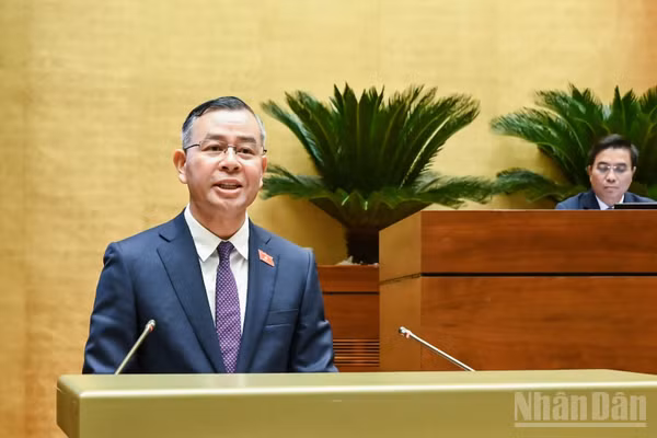 Bộ trưởng Tài chính Ngô Văn Tuấn trình bày báo cáo giải trình, tiếp thu, chỉnh lý dự thảo Luật trước khi Quốc hội biểu quyết. (Ảnh: DUY LINH)