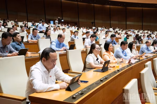 Các đại biểu Quốc hội dự phiên họp toàn thể ở hội trường tại Kỳ họp không thường lệ thứ nhất, Quốc hội khóa XVI. (Ảnh: DUY LINH)