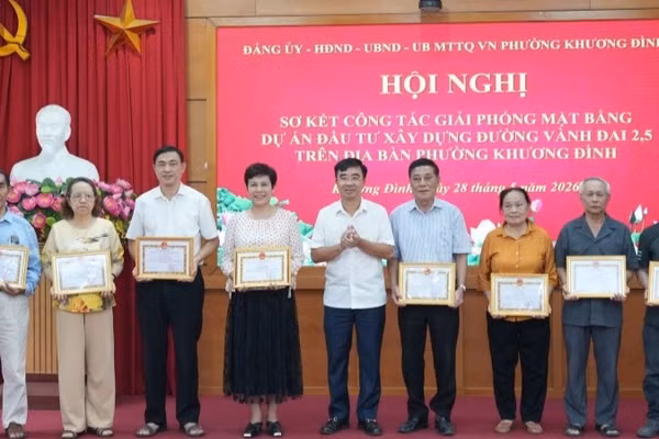 Phường Khương Đình khen thưởng các cá nhân có nhiều đóng góp trong công tác giải phóng mặt bằng. 