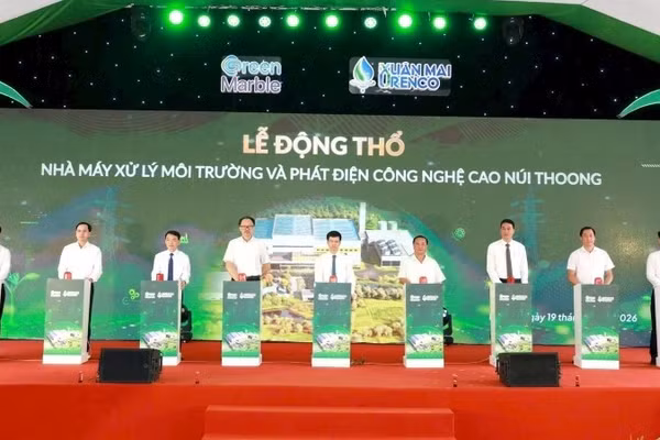 Các đại biểu thực hiện nghi lễ động thổ Nhà máy xử lý môi trường và phát điện công nghệ cao Núi Thoong. 