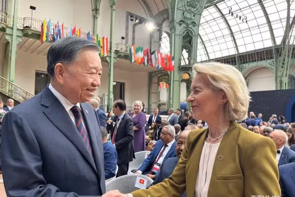 Tổng Bí thư, Chủ tịch nước Tô Lâm và Chủ tịch Ủy ban châu Âu Ursula von der Leyen tham dự hội nghị. (Ảnh: TTXVN)