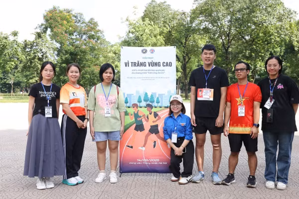 Hồ Minh Quang (thứ ba từ phải sang) tham gia giải chạy “Vì trăng vùng cao”. Ảnh: NVCC