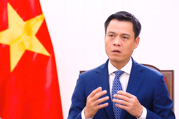 Thứ trưởng Ngoại giao Đặng Hoàng Giang trả lời phỏng vấn báo chí về mục đích, ý nghĩa chuyến công tác. (Ảnh: Hồng Quân)