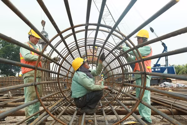 Lao động làm việc trên công trường cầu Trần Hưng Đạo. (Ảnh: HÙNG THÁI)