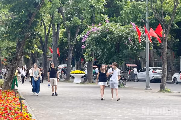 Dự báo khu vực Hà Nội ngày nắng, chiều tối và đêm có mưa rào. (Ảnh minh họa: Đ.T)