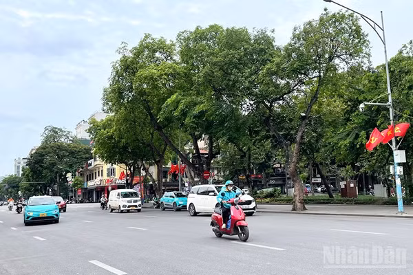 Dự báo Hà Nội ngày nắng nóng, có nơi nắng nóng gay gắt; chiều tối và đêm có mưa rào và dông vài nơi. (Ảnh minh họa: Đ.T)