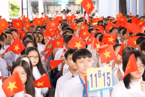 Học sinh Trường trung học phổ thông Trần Phú, phường Phú Thọ Hòa, Thành phố Hồ Chí Minh trong ngày khai giảng năm học 2025-2026. (Ảnh minh họa: VŨ THẾ ANH)