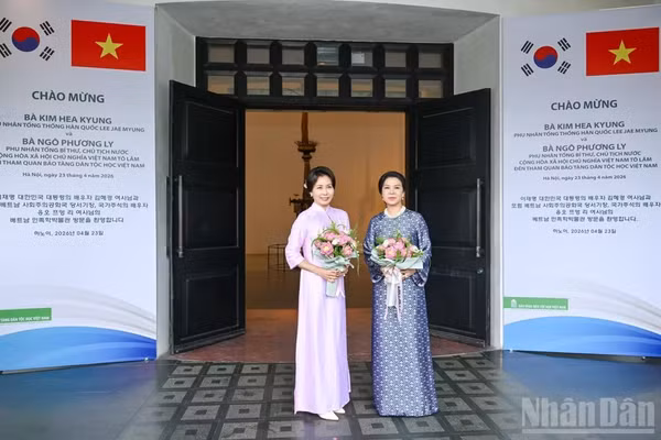 Phu nhân Tổng Bí thư, Chủ tịch nước Tô Lâm, bà Ngô Phương Ly và Phu nhân Tổng thống Hàn Quốc Lee Jae Myung, bà Kim Hye Kyung tham quan Bảo tàng Dân tộc học Việt Nam. (Ảnh: DUY LINH)