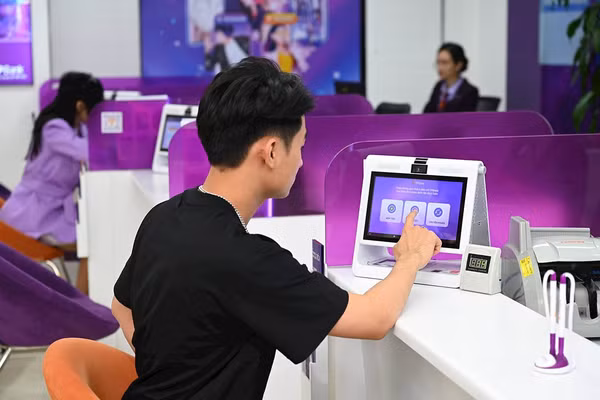 TPBank ứng dụng AI và các công nghệ thông minh giúp khách hàng chủ động nộp rút tiền với máy eCM tại quầy giao dịch mà không cần nhờ giao dịch viên. (Ảnh: THANH TÂM)