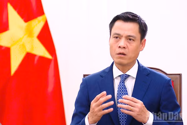 Thứ trưởng Ngoại giao Đặng Hoàng Giang trả lời phỏng vấn báo chí về mục đích, ý nghĩa chuyến công tác. (Ảnh: Hồng Quân)