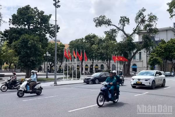 Dự báo khu vực Hà Nội có mây, ngày nắng, đêm có mưa vừa, cục bộ có nơi mưa to và rải rác có dông. (Ảnh minh họa: Đ.T)