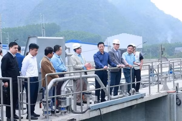 Lãnh đạo tỉnh Thái Nguyên kiểm tra tình hình phát triển khu, cụm công nghiệp tại phía bắc tỉnh. (Ảnh: THÀNH CHUNG)