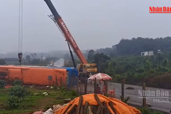 [Video] Lật xe khách giường nằm tại Gia Lai, 1 người tử vong