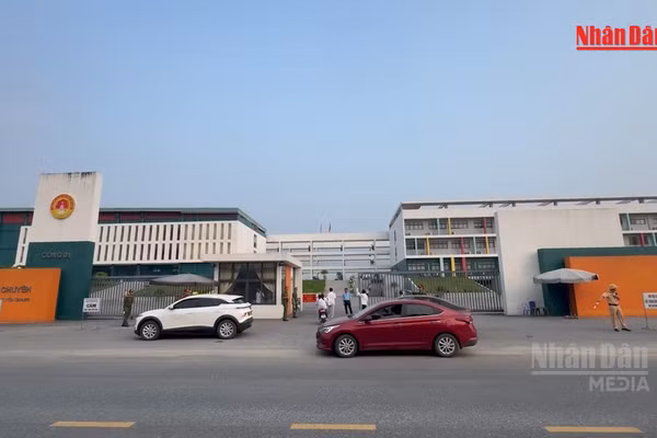 [Video] Thí sinh Điểm thi THPT Chuyên Tuyên Quang hoàn thành thi lại 