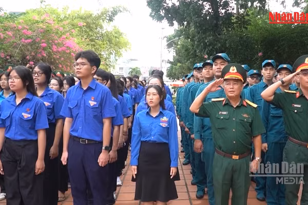 [Video] Xúc động Lễ chào cờ “Tôi yêu Tổ quốc tôi” tại Công viên Lê Thị Riêng