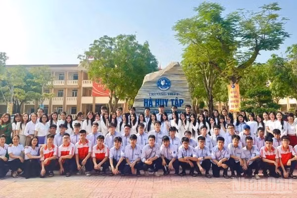 Lễ ra quân tham dự Kỳ thi học sinh giỏi lớp 12 của Trường trung học phổ thông Hà Huy Tập. (Ảnh: Đ.P)