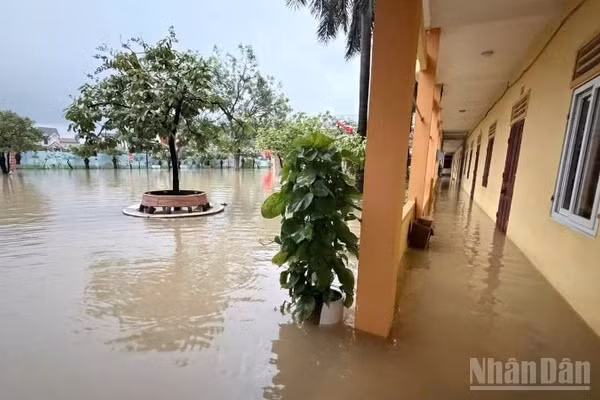 Phía trong phân hiệu Trường tiểu học Hoàng Mai 1, nước đã ngập đến các hành lang. (Ảnh: Cơ sở cung cấp)