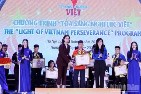 Hoàng Kim Vị là một trong 26 thanh niên tiêu biểu được Trung ương Hội Liên hiệp Thanh niên Việt Nam trao tặng Giải thưởng “Tỏa sáng nghị lực Việt”. ( Ảnh: N.H)