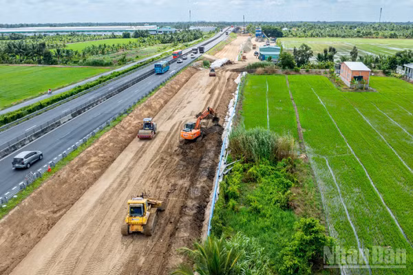 Dự án mở rộng đường cao tốc Thành phố Hồ Chí Minh-Trung Lương-Mỹ Thuận đang được nhà thầu đẩy nhanh tiến độ. (Ảnh: NGUYỄN SỰ)
