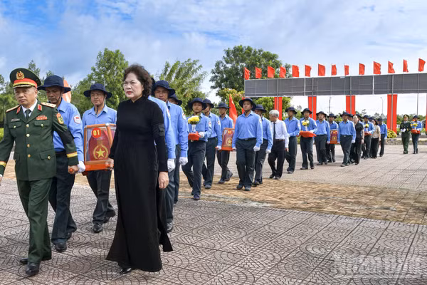 Phó Chủ tịch Quốc hội Nguyễn Thị Hồng và Phó Chủ nhiệm Tổng cục Chính trị Quân đội nhân dân Việt Nam Lê Quang Minh cùng các đại biểu đưa hài cốt liệt sĩ đến nơi an nghỉ cuối cùng tại Nghĩa trang Liệt sĩ Tam Nông. (Ảnh: CHÍ PHÚC)