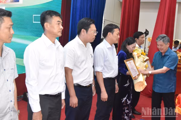 Đồng chí Ngô Chí Cường, Ủy viên Trung ương Đảng, Bí thư Tỉnh ủy, Chủ tịch Hội đồng nhân dân tỉnh Đồng Tháp trao Bằng khen cho các doanh nghiệp. (Ảnh: NGUYỄN SỰ)