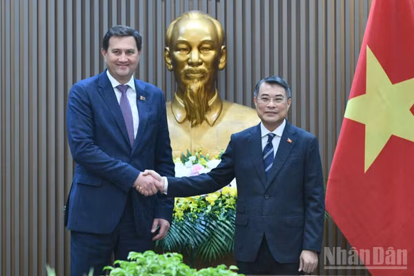 Thủ tướng Chính phủ Lê Minh Hưng tiếp Bộ trưởng Ngoại giao Cộng hòa Belarus Maxim Ryzhenkov. (Ảnh: THANH GIANG)
