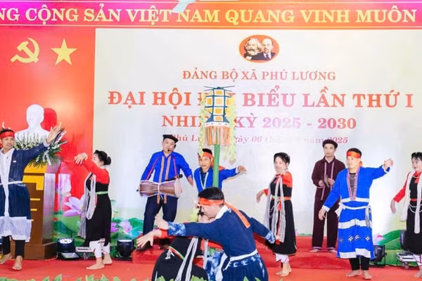 Điệu múa Khai đèn được Câu lạc bộ Văn hóa dân tộc Cao Lan giới thiệu rộng rãi đến công chúng qua nhiều sự kiện. (Ảnh: VƯƠNG DIỆM)