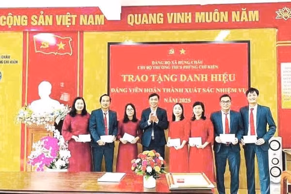 Chi bộ Trường trung học cơ sở Phùng Chí Kiên khen thưởng đảng viên có thành tích xuất sắc trong công tác.