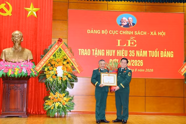 Đại tướng Nguyễn Trọng Nghĩa trao Huy hiệu 35 năm tuổi Đảng tặng Thượng tướng Lê Quang Minh. (Nguồn ảnh: bqp.vn)