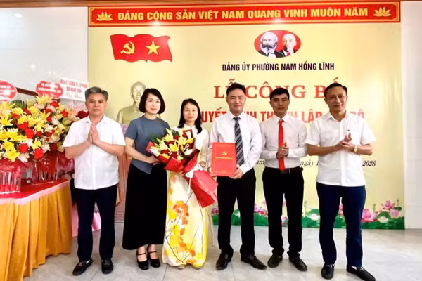 Ban Tổ chức Tỉnh ủy Hà Tĩnh trao quyết định thành lập Chi bộ Công ty cổ phần Sợi Nghệ Tĩnh.