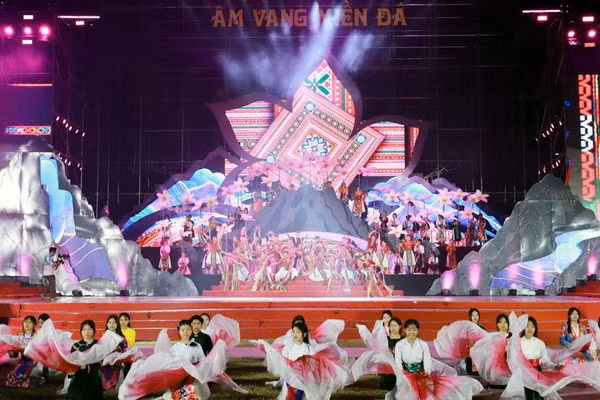 Tỉnh Tuyên Quang tổ chức khai mạc Lễ hội hoa tam giác mạch năm 2026 với chủ đề "Âm vang miền đá". (Ảnh: KHÁNH TOÀN)
