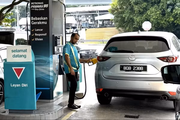 Một trạm xăng dầu của Petronas tại Kuala Lumpur. (Ảnh: TTXVN)