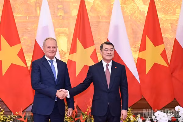 Thủ tướng Chính phủ Lê Minh Hưng và Thủ tướng Ba Lan Donald Tusk. (Ảnh: TRẦN HẢI)