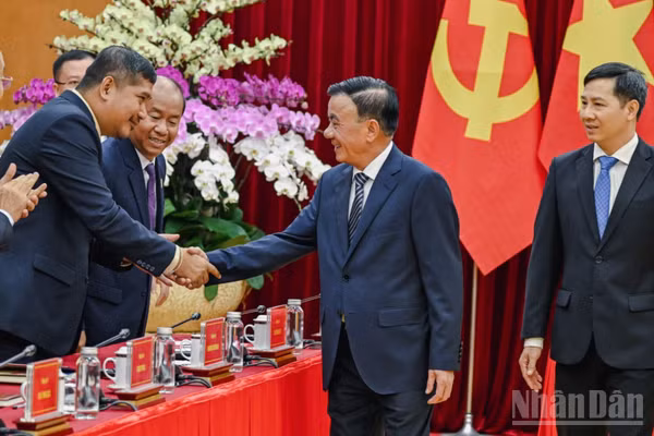 Thường trực Ban Bí thư Trần Cẩm Tú tiếp đoàn lãnh đạo trẻ Đảng Nhân dân Campuchia do đồng chí Kem Sambath, Ủy viên Trung ương Đảng, Phó Trưởng ban Đối ngoại Trung ương Đảng Nhân dân Campuchia làm Trưởng đoàn. (Ảnh: DUY LINH)