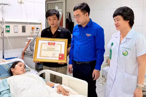 Trung ương Đoàn trao Bằng khen và Huy hiệu "Tuổi trẻ dũng cảm" tặng cô giáo Hoàng Thị Hiền. (Ảnh: Tỉnh đoàn Nghệ An) 