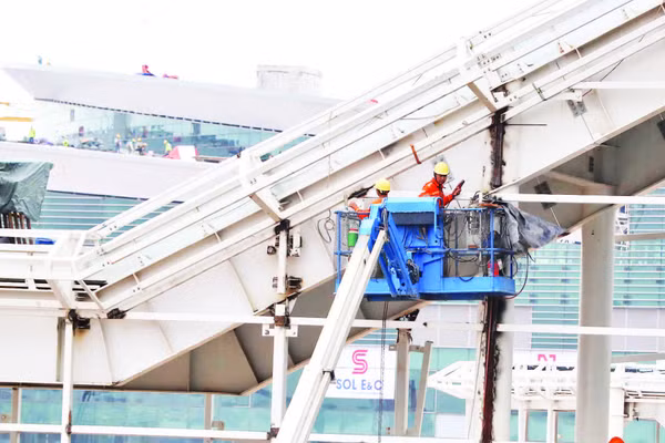 Lắp đặt thiết bị bên ngoài nhà ga hành khách sân bay Long Thành. (Ảnh THIÊN VƯƠNG)