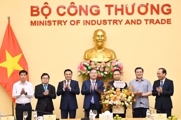 Phó Thủ tướng Thường trực Phạm Gia Túc; Bộ trưởng Công thương Lê Mạnh Hùng cùng các Ủy viên Ban Thường vụ Đảng ủy Bộ chúc mừng Thứ trưởng Bộ Công thương Nguyễn Việt Sơn. (Ảnh: Bộ Công thương)