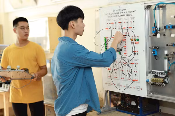 Đào tạo nguồn nhân lực phải gắn với nhu cầu sử dụng lao động thực tế. Trong ảnh: Sinh viên Khoa Điện-Cơ điện tử, Trường đại học Phương Đông trong tiết thực hành. (Ảnh THẾ ĐẠI)
