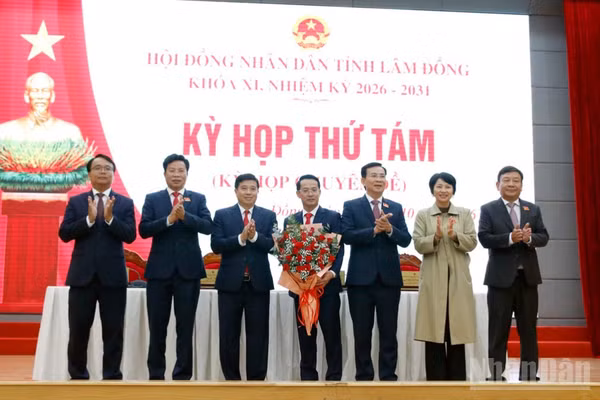 Các đồng chí Thường trực Tỉnh ủy Lâm Đồng chúc mừng đồng chí Nguyễn Bá Út, Giám đốc Sở Công thương được bầu giữ chức Phó Chủ tịch Ủy ban nhân dân tỉnh Lâm Đồng. (Ảnh: BẢO VĂN)