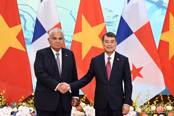 Thủ tướng Chính phủ Lê Minh Hưng và Tổng thống Panama José Raúl Mulino Quintero. (Ảnh: TRẦN HẢI)