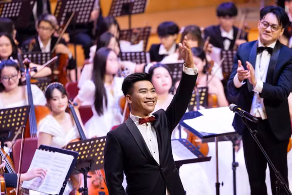 Nguyễn Khắc Hòa trong một chương trình biểu diễn của Nhà hát Nhạc Vũ kịch Việt Nam. (Ảnh: HAA)