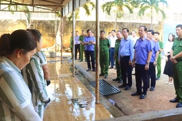 Đoàn công tác của Viện Kiểm sát nhân dân tối cao kiểm tra việc chấp hành pháp luật tại Trại tạm giam số 1, Công an tỉnh Đắk Lắk. (Ảnh: Báo Bảo vệ pháp luật)