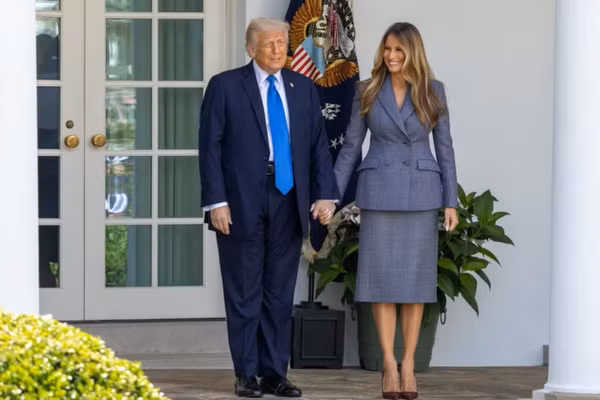 Tổng thống Mỹ Donald Trump (trái) và Đệ nhất Phu nhân Mỹ Melania Trump tại Nhà trắng. (Ảnh: THX/TTXVN)