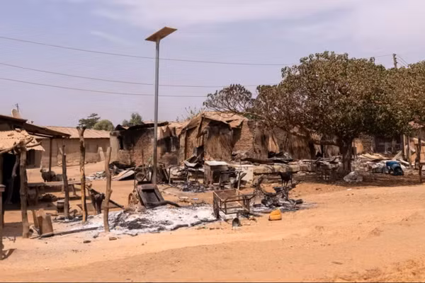 Cảnh tàn phá khi các tay súng tấn công và phóng hỏa ở khu vực Woro và Nuku ở bang Kwara, Nigeria. (Ảnh: Anadolu Agency/TTXVN)