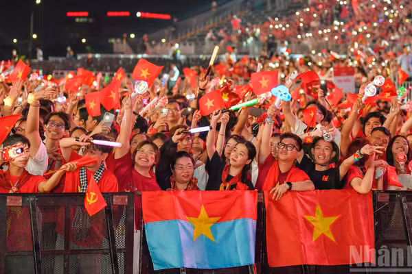 Đông đảo khán giả có mặt tại Khu đô thị Vạn Phúc cùng hòa nhịp với các cung bậc cảm xúc của "Tổ quốc trong tim" 2026.