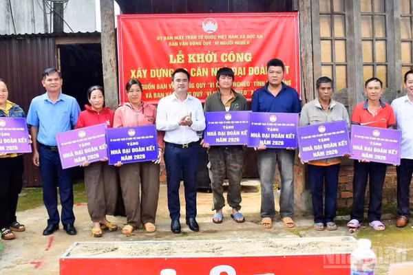 Ủy ban Mặt trận Tổ quốc Việt Nam xã Đức An (Lâm Đồng) tổ chức khởi công xây dựng 13 căn nhà Đại đoàn kết cho các hộ nghèo, hộ cận nghèo có khó khăn về nhà ở trên địa bàn.